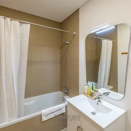 Apartamento No Centro, Junto A Avenida Da Liberdade - 1 Drt Fundão Exterior foto
